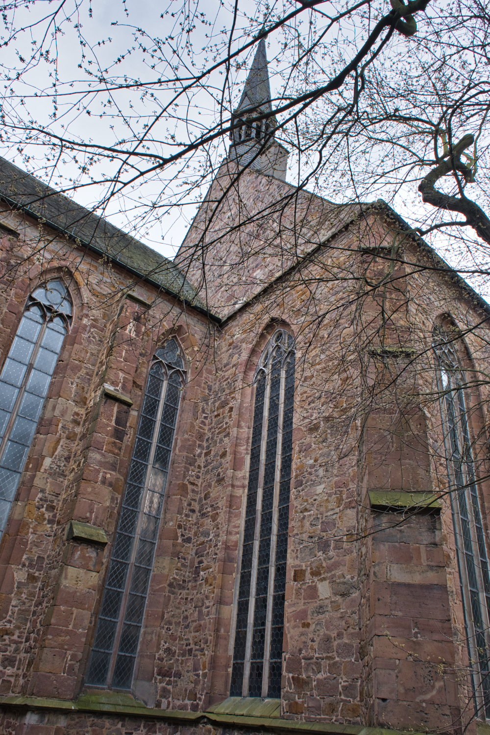 05-Seitenpartie der Bruederkirche mit gotischen Fenstern